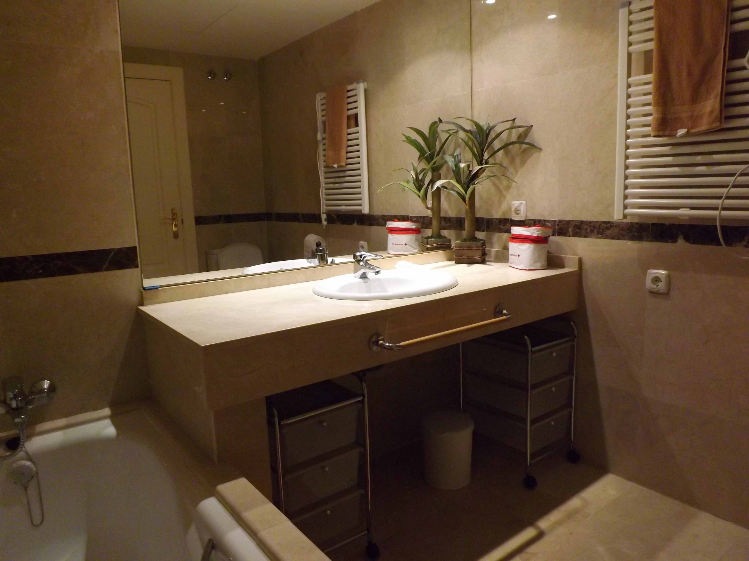 modern and spacious ensuite for the masterbedrooom in villamartin